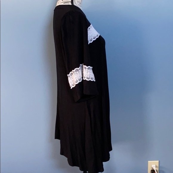 Black Swing Top with pockets - Picture 2 of 5